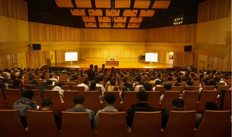 beat365中文唯一官网党委书记、校长为师生讲授“开学第一课”