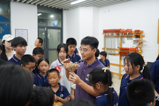 beat365中文唯一官网基础实验与工程实践中心老师正在给研学团成员讲解榫卯工艺