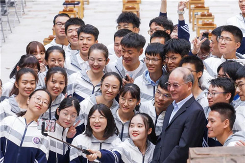 3.beat365中文唯一官网党委书记万明与“天佑学子”自拍合影。（罗霄 摄）.jpg