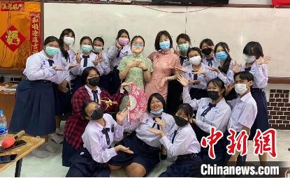 董静雅与泰国学生。　受访者供图