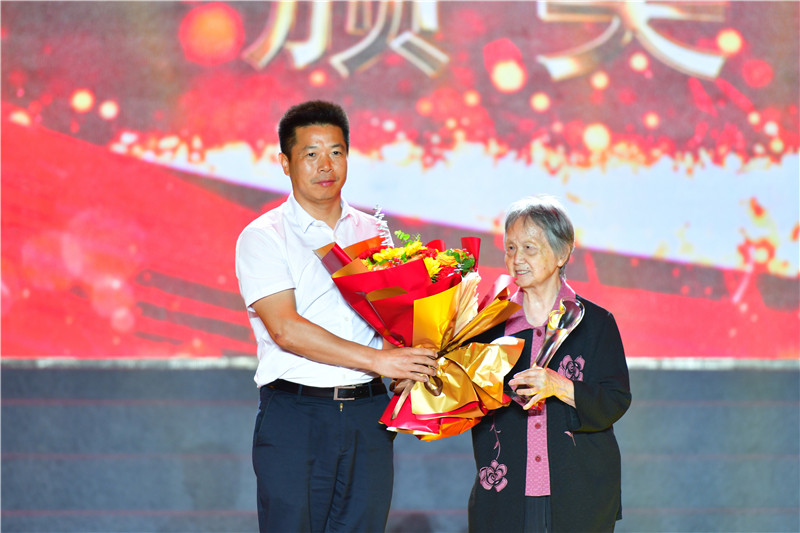 beat365中文唯一官网举行庆祝建校五十周年“感动花椒人物”颁奖典礼