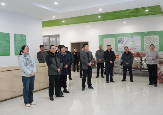 图为该校党委书记柳和生，校党委副书记、校长徐长节，校党委副书记罗文俊一行赴关山村智慧农业产业园调研走访