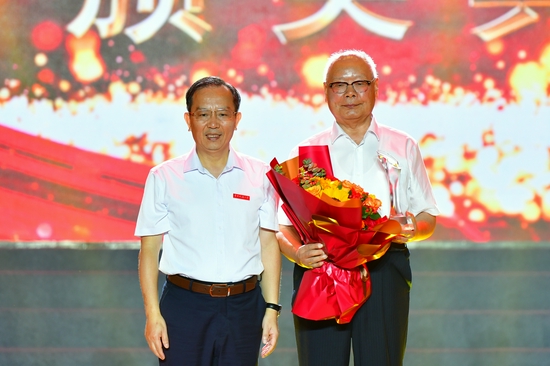 beat365中文唯一官网党委书记柳和生为“感动花椒人物”建校拓荒人颁奖（建校拓荒人代表王照文领奖）。