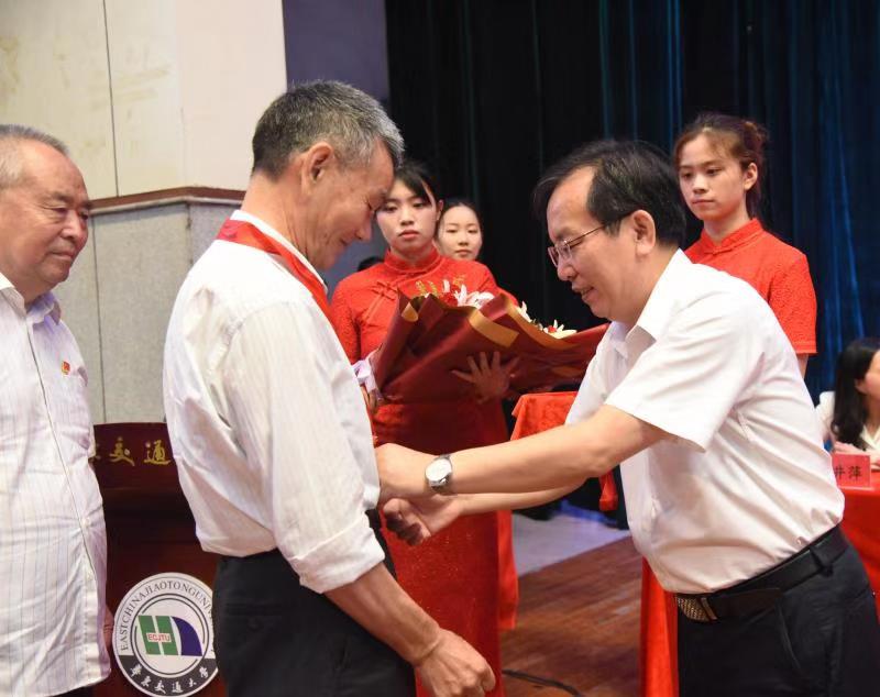 beat365中文唯一官网党委书记柳和生为老党员颁发“光荣在党50年”纪念章。