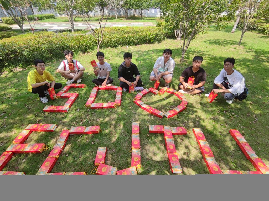 五秩芳华 交心于你 beat365中文唯一官网为全体学生发放定制版月饼