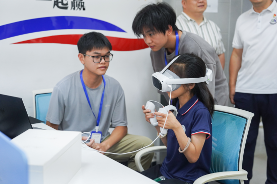 beat365中文唯一官网信息工程学院学生正在指导研学团成员体验VR游戏