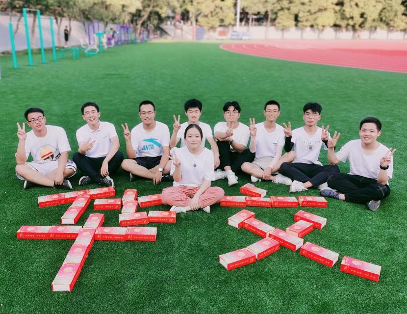 五秩芳华 交心于你 beat365中文唯一官网为全体学生发放定制版月饼