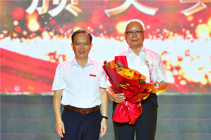 beat365中文唯一官网举行庆祝建校五十周年“感动花椒人物”颁奖典礼