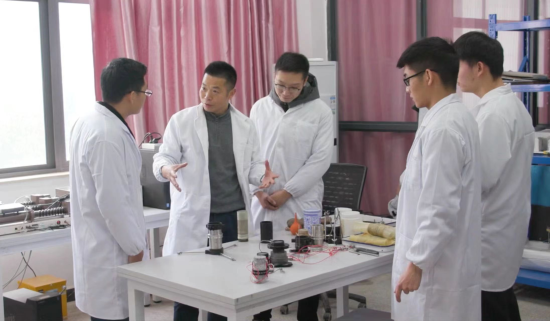 徐长节教授指导研究生开展岩土材料的三轴压缩实验。