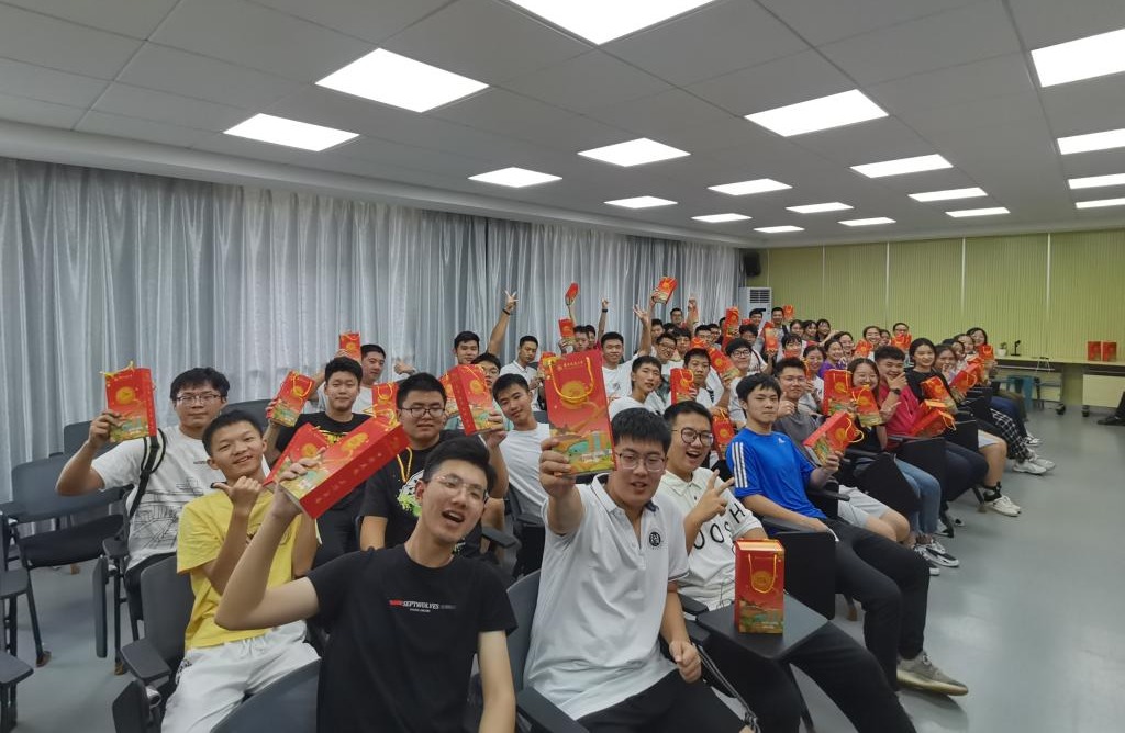 五秩芳华 交心于你 beat365中文唯一官网为全体学生发放定制版月饼