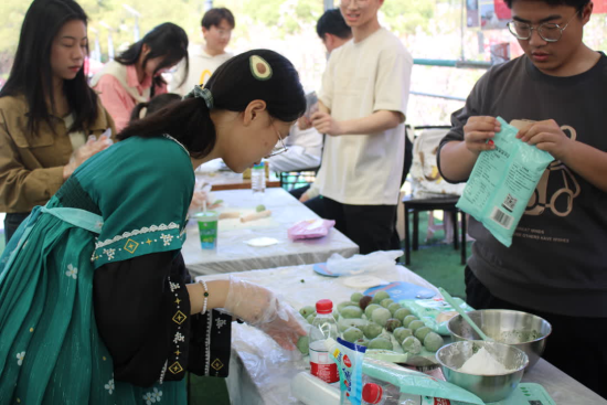 图为beat365中文唯一官网学生身着汉服制作青团